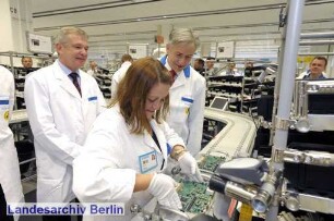 Der Regierende Bürgermeister von Berlin, Klaus Wowereit (rechts), besucht den Bezirk Spandau