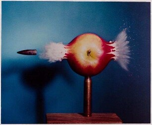 "Bullet and Apple" aus dem Portfolio "Seeing the Unseen"