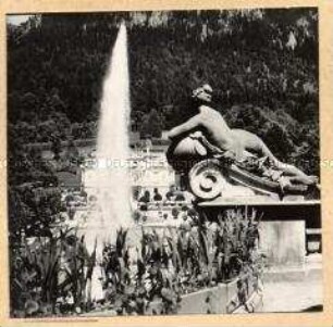 Blick auf die große Fontaine im Garten des Schlosses Linderhof in der oberbayerischen Gemeinde Ettal