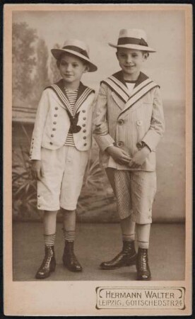 Zwei Jungen im Matrosenanzug. Atelieraufnahme