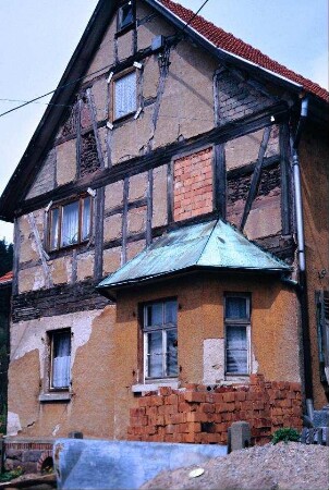 Wohnhausgiebel mit Auslucht; OG Fachwerk