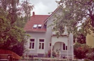 Bismarckallee (18): giebelständige Stadtvilla: Gartenfront mit Loggia und Altan, Querflügel