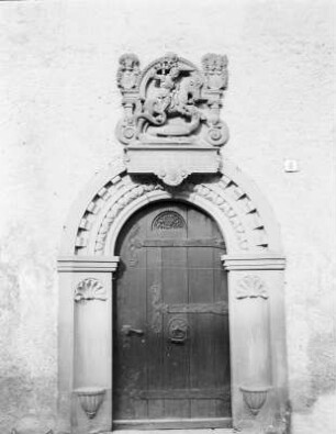 Portal am ehemaligen Rektorat : Portal am ehemaligen Rektorat mit dem Relief Relief von St. Georg