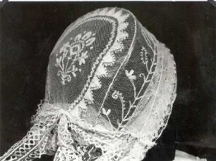 Tüllhäubchen aus Ebendörfel : Bildende Volkskunst - Stickereien usw. Tüllhäubchen aus Ebendörfel. Objekt aus dem Sorbischen Museum Bautzen