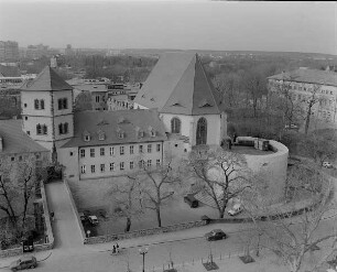 Lazarett : Moritzburg (1484-1503). O-Flügel mit Torturm, Lazarett, Kapelle St. Magdalena u. SO-Turm. Blick vom Turm des Physikalischen Instituts der Martin-Luther-Universität