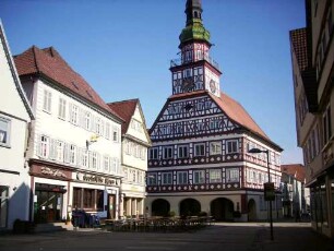Stadtansicht - Rathaus am Wiederholtplatz über Giebelseite in Fachwerk mit Dachturm sowie Erdgeschoß mit giebelseitigen Arkaden