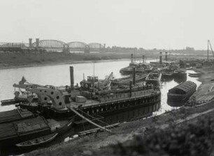 Lauenburg, Hafen : Lauenburg. Hafen im Elbe-Lübeck-Kanal mit Lastkähnen, Schleppdampfer und Schiff der technischen Flotte (f. Caissoneinsatz?) mit Kranauslegern. Blick zur Eisenbahnbrücke über die Elbe