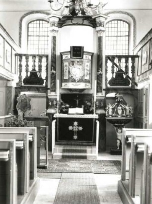 Blankenhain-Rußdorf. Dorfkirche (1673 und 1766). Blick zum Kanzelaltar (1766)
