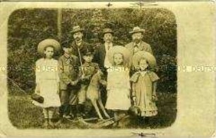 Gruppenfoto von Männern und Kindern