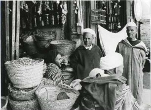 Händler in Fès : Ein Händler in der marokkanischen Stadt Fès.