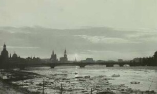 Dresden, Hochwasser der Elbe, Blick vom Altstädter Ufer in Höhe der Albertbrücke auf die Altstadt : Dresden, Elbbrücken im Hochwasser