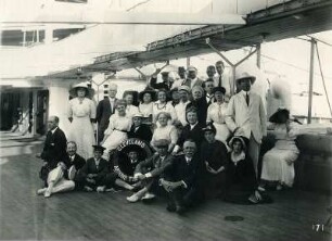 Gruppenbild an Deck des Hochseepassagierdampfers "Cleveland"