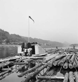 Flößer vor der Floßbude
