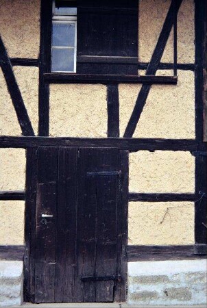 Detail: Tür und Schiebeladen einer Scheune