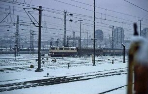 Stuttgart Hbf. Einfahrt Gleis 9 Lok 111 019 Mdie Behelfspackwagen