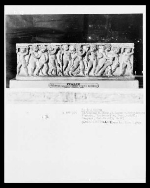Sarkophag mit Darstellung eines Umzuges von Bacchanten