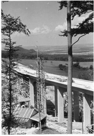 Franzosenschluchtbrücke (L1213), km 162,447 Fahrbahn Stuttgart - Ulm fertig, Fahrbahn Ulm - Stuttgart im Bau, Lehrgerüst