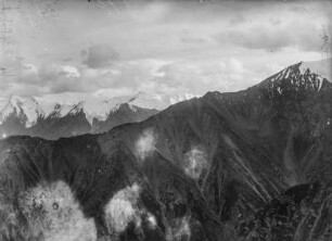 Gebirgszug : Ein Gebirgszug im Tian Shan Hochgebirge