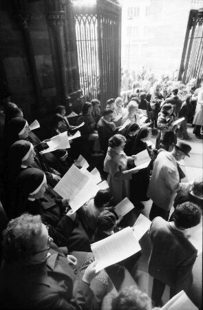 Freiburg: Münster, offenes Singen, Chor Schifferstadt, im Vorraum des Münsterportals