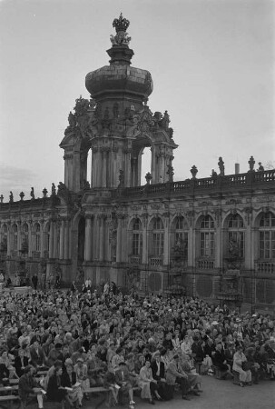 Serenade im Dresdner Zwinger mit Rundfunk-Sinfonieorchester Leipzig?. Porträt Heinz Bongartz