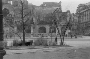 Blick auf das zerstörte Centraltheater, Ecke Dittrichring und Bosestraße