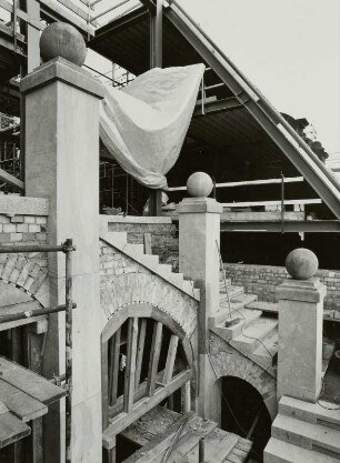 Baustelle Ständehaus, Bauphase Substanzsicherung / Wiederaufbau Dach. Treppenhaus Ostflügel mit neuen Sandsteinsäulen und gemauerten Bögen zur Weiterführung der Treppe in das 1. Dachgeschoss : Dresden-Altstadt, Schloßplatz 1. Baustelle Ständehaus, Bauphase Substanzsicherung / Wiederaufbau Dach. Treppenhaus Ostflügel mit neuen Sandsteinsäulen und gemauerten Bögen zur Weiterführung der Treppe in das 1. Dachgeschoss