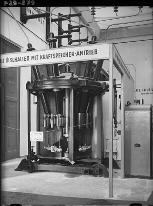 Wohl eine Hochspannungs-Drehstromzentrale mit Ölschalter