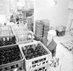 Leergutannahmestelle im "Kaufhalle"-Selbstbedienungsladen in Berlin-Köpenick