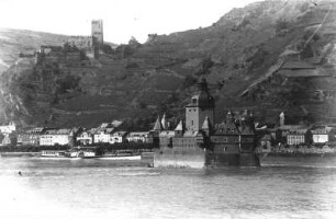 Kaub. Burg Pfalzgrafenstein (Baubeginn 1326, 1338/1342, 1607). Blick gegen den Ort und Burg Gutenfels von Süden