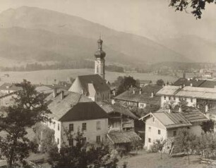 Blick auf das 700-jährige Reit im Winkl mit der Pfarrkirche St. Pankratius