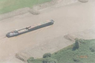 Container-Binnenschiff in Unterems