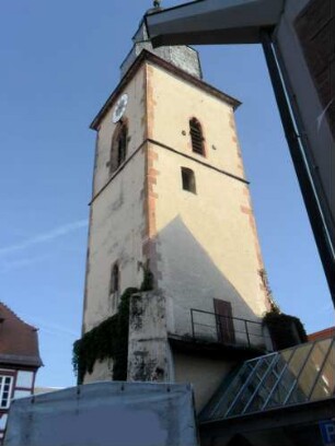 Stadtkirche-Kirchturm von Südosten (Untergeschoß 14 Jh auf Romanischem Vorgänger - Obergeschoß Spätgotisch-Glockengeschoß im 18 Jh überarbeitet) mit Strebepfieler am unteren Geschoß