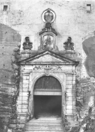 Königstein. Festung. Torhaus (1589-1591, P. Buchner). Portal (1729/1736) mit Reliefschmuck (1910, August der Starke und Wappenmedaillon von O. Panzner) über Dreiecksgiebel