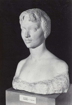 Bildnisbüste R. W. (junge Frau) : Bildnisbüste R. W. (junge Frau). Marmor, weiß; 54 x 33 x 29 cm. Dresden, Ausstellung: Bildende Kunst der Gegenwart aus Bulgarien. Malerei, Plastik Grafik, November 1957