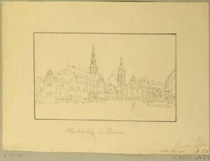 Der Marktplatz in Pirna nach Osten mit Blick auf das Rathaus links, die Marienkirche und das Canaletto-Haus, im Hintergrund die Festung Sonnenstein