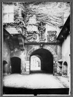Oels, Schloss : Oels. Schloss Oels. Zweites Schlossportal mit Standbild Herzog Johannes. Ansicht vom ersten Portal aus