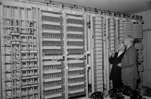 Leipziger Herbstmesse 1951 : Messebesucher an einer Telefonanlage