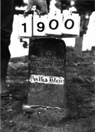Grabstein 1900 (Index: 100096610) Maße HxBxT: 47x23x11 cm Besonderheit: Kindergrab: Grabstein 1900