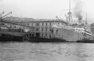 Hafen : Schiffe ankern in einem Hafen.