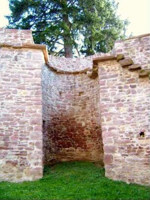Kirchhofmauer im Südosten mit Halbschalenturm sowie Konsolsteinen und Steinbrüstung des Wehrgangs