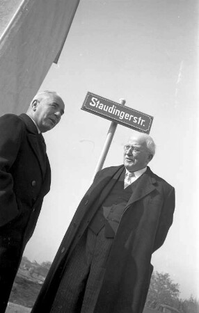 Besuch des Nobelpreisträgers und Chemikers Hermann Staudinger in Karlsruhe anlässlich der Benennung einer Straße in der Weststadt nach ihm.
