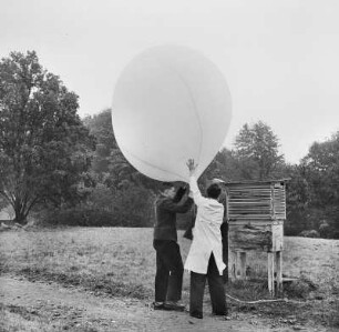 Radebeul-Wahnsdorf, Altwahnsdorf 12. Wetterwarte. Drei Mitarbeiter starten einen Wetterballon mit Radiosonde