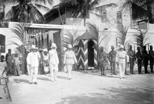 Eduard von Liebert vor der Boma in Tanga