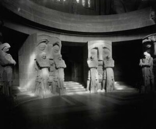 Leipzig, Völkerschlachtdenkmal : Leipzig. Völkerschlachtdenkmal. B. Schmitz, C. Thieme. Krypta mit Schicksalsmasken und Totenwächtern (F. Metzner)