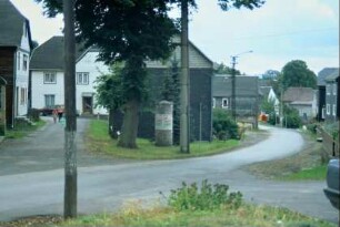 Dorfanger; Straßen- und Weggabelung, Litfaßsäule, Häuser
