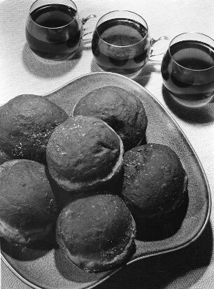 Krafts Rezeptaufnahmen. Teller mit Pfannkuchen. Daneben Henkelgläser mit Bowle