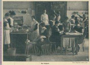 Lehrerin und Schülerinnen beim Unterricht in der Lehrküche