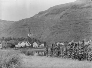 Bremm an der Mosel : Bremm. Ortsansicht mit Sankt Laurentius-Kirche
