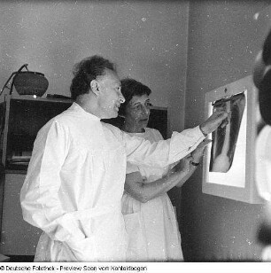 Kretzschmar, Stellvertreterin des Chefs der Poliklinik Blasewitz, in Zusammenarbeit mit dem Chef, Obermedizinalrat Bernhardt (Frau Kretzschmar ist Chirurgin)