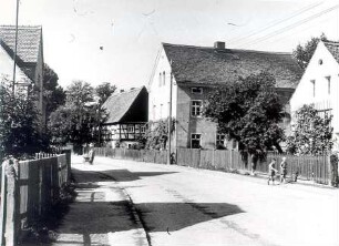 Straßenraum in Klix : Dorfsiedlungen - Straßendorf. Ort: Klukš / Klix. Dorfstraße in Klix, Richtung Sdier.